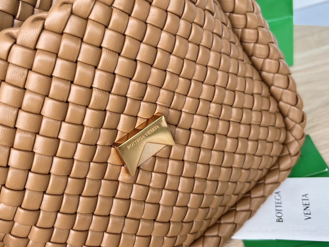 bo*te*ga Ve*ne*ta small cobble shoulder bag