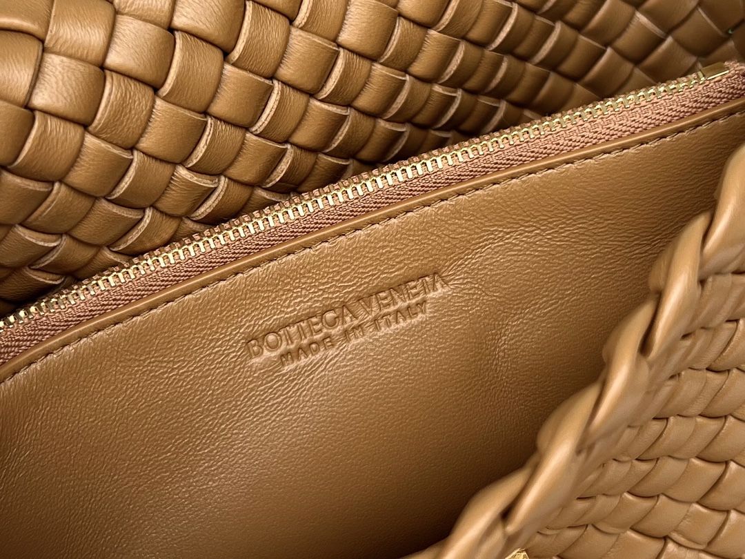 bo*te*ga Ve*ne*ta small cobble shoulder bag