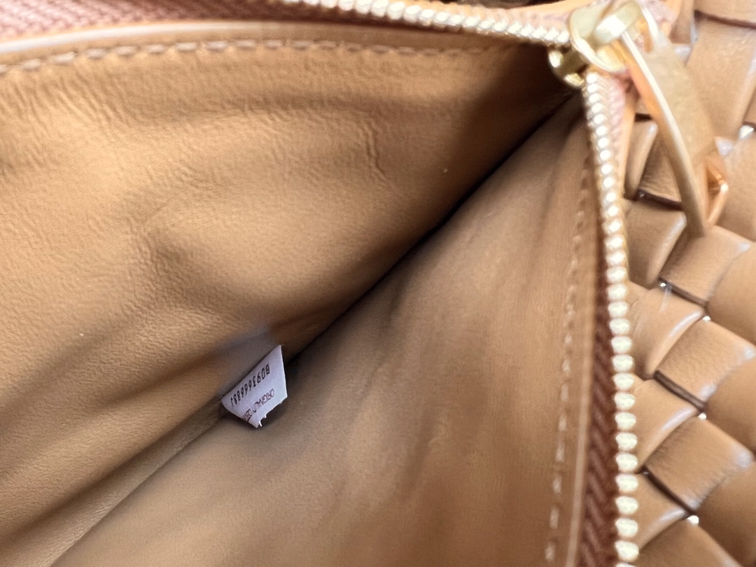 bo*te*ga Ve*ne*ta small cobble shoulder bag