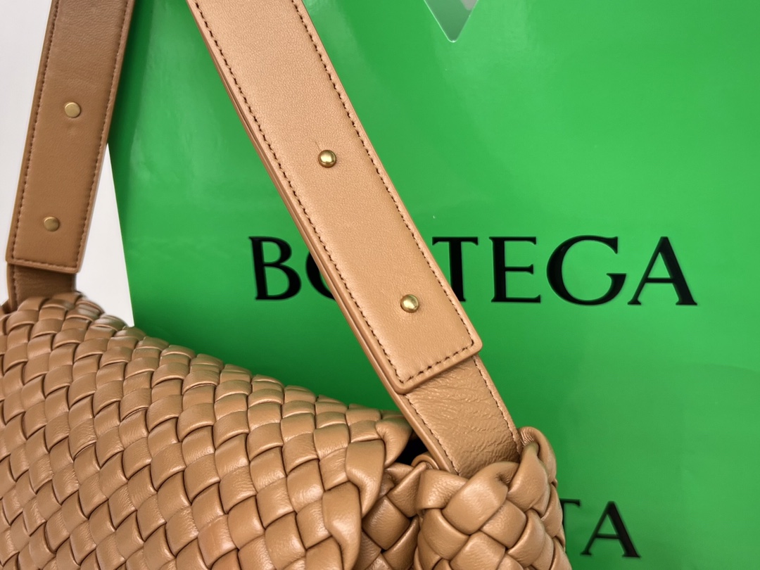 bo*te*ga Ve*ne*ta small cobble shoulder bag