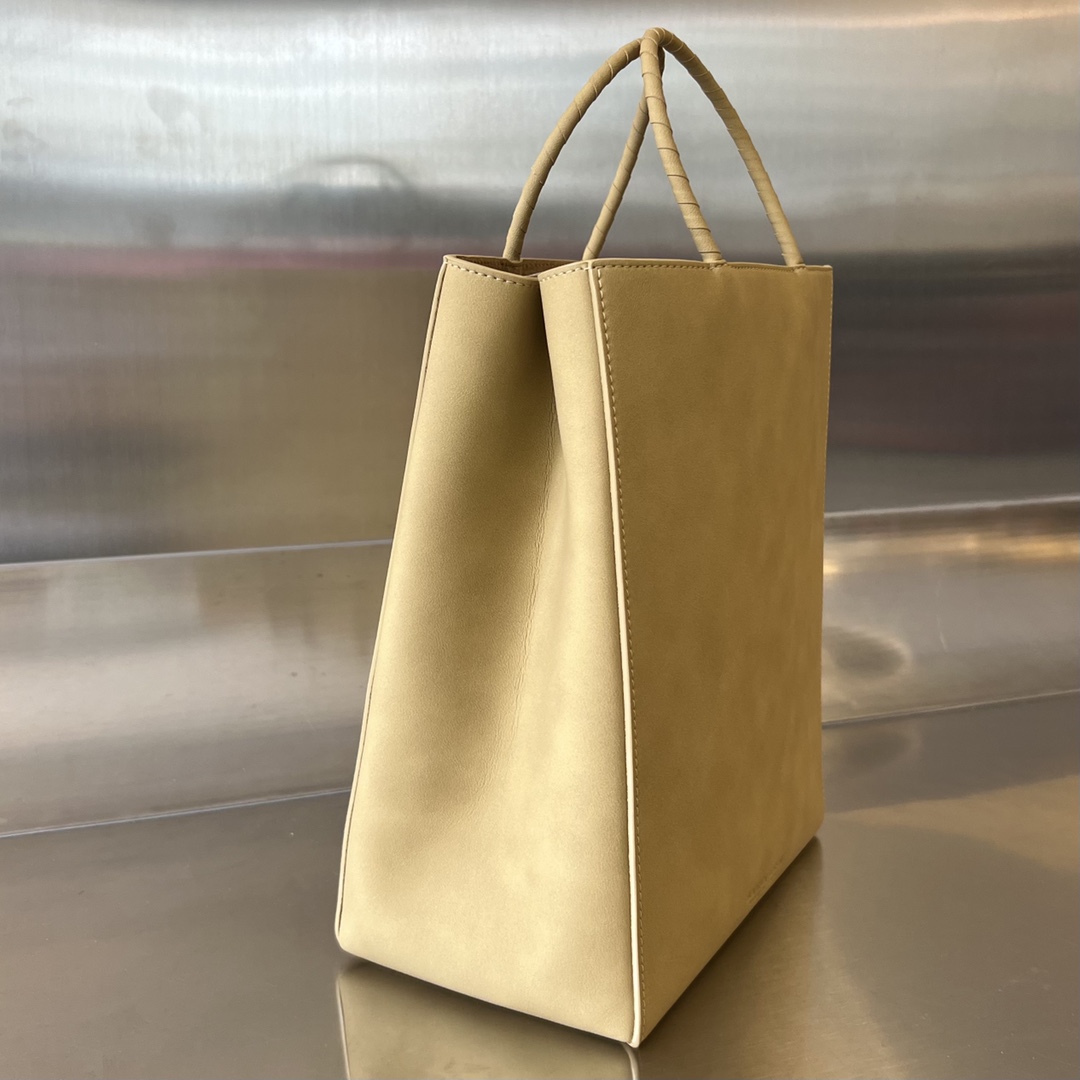bo*te*ga Ve*ne*ta the small brown bag