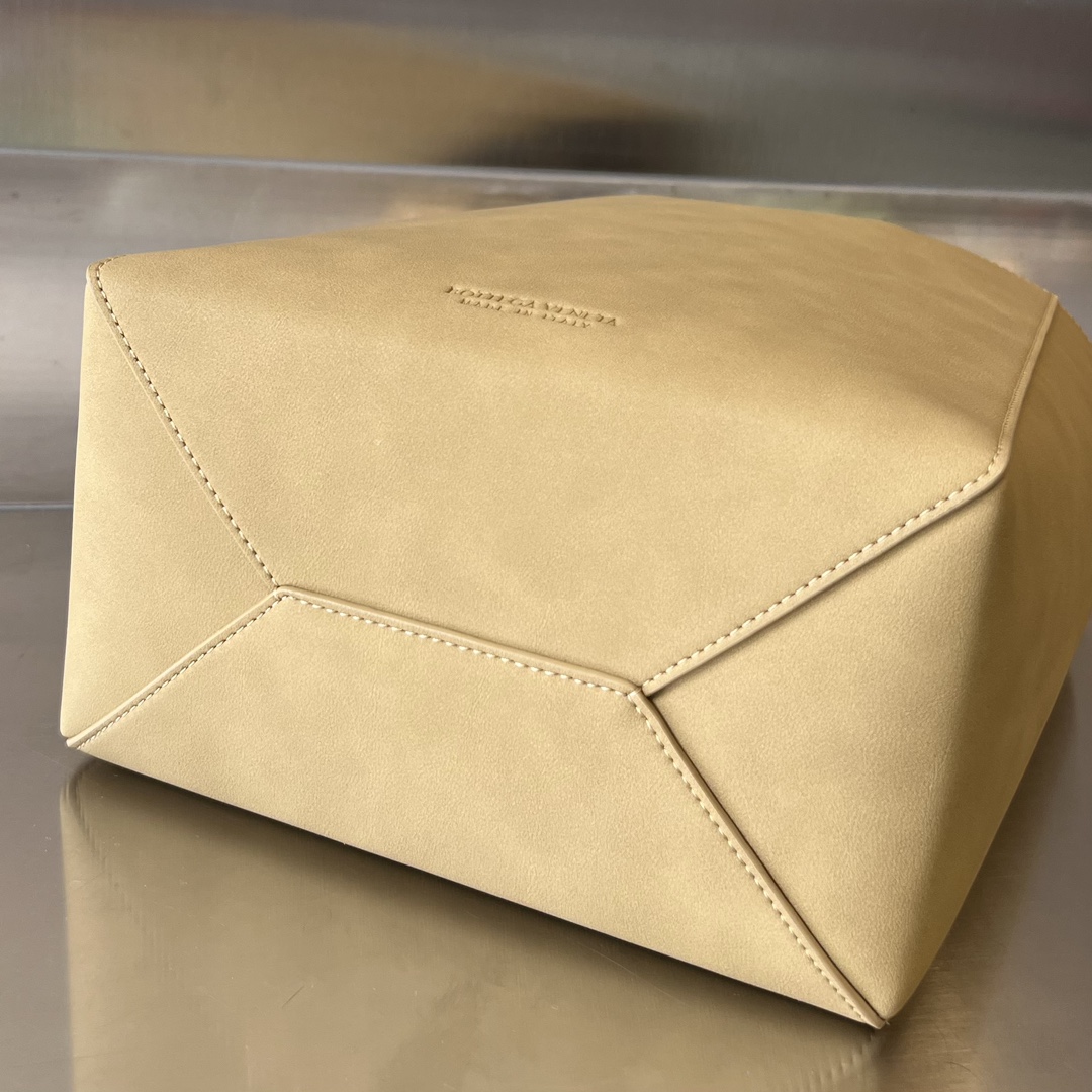 bo*te*ga Ve*ne*ta the small brown bag