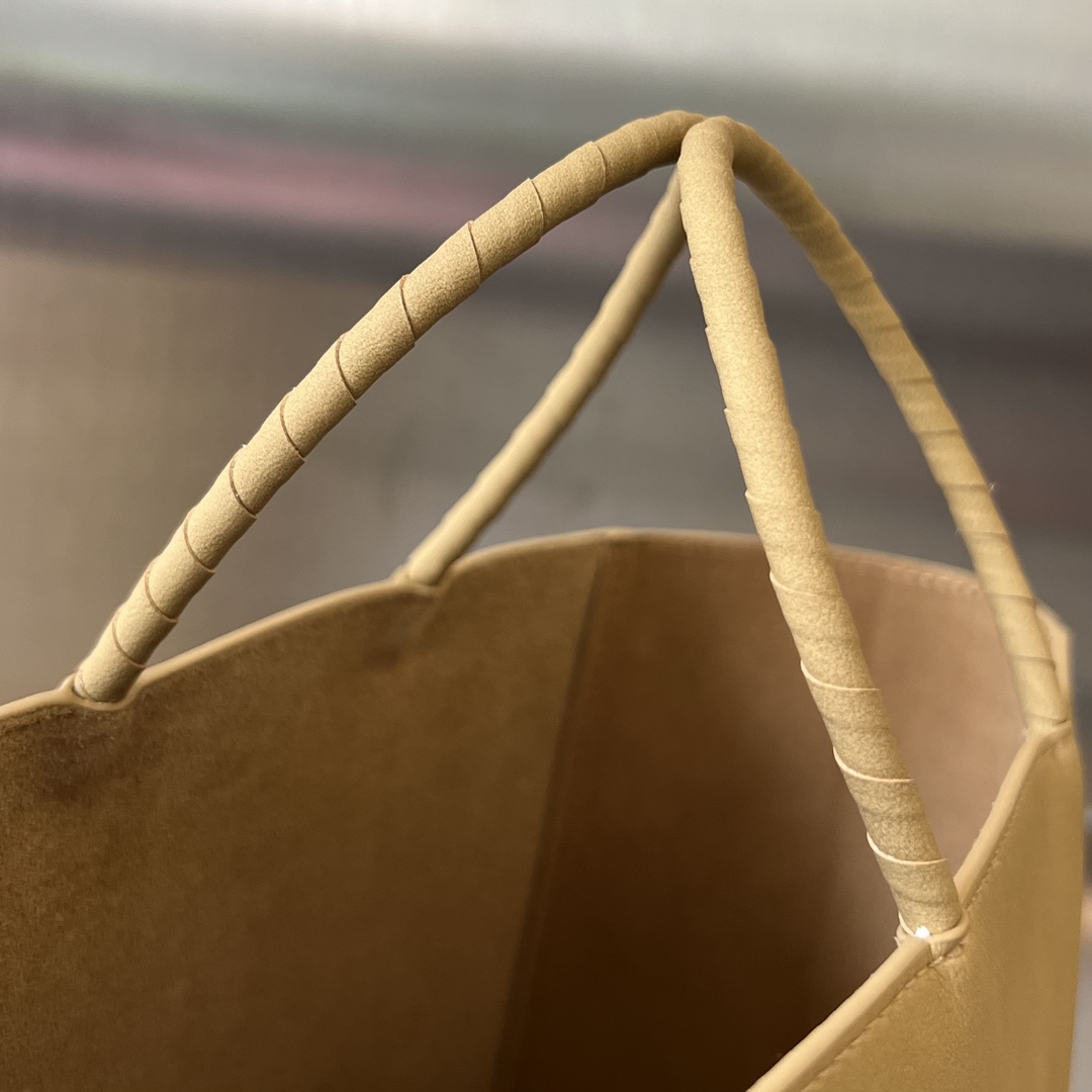 bo*te*ga Ve*ne*ta the small brown bag