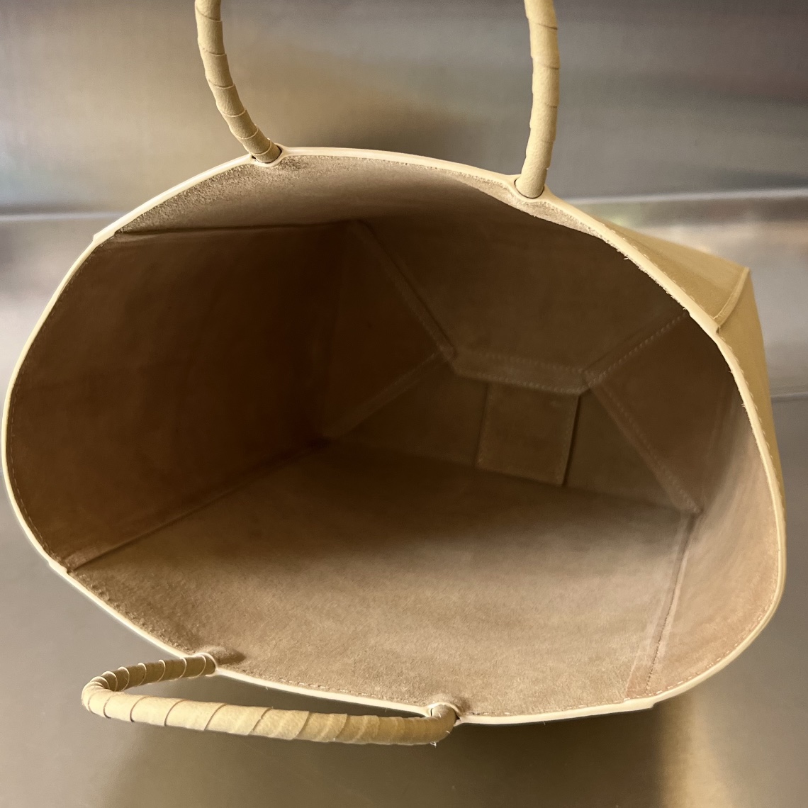 bo*te*ga Ve*ne*ta the small brown bag