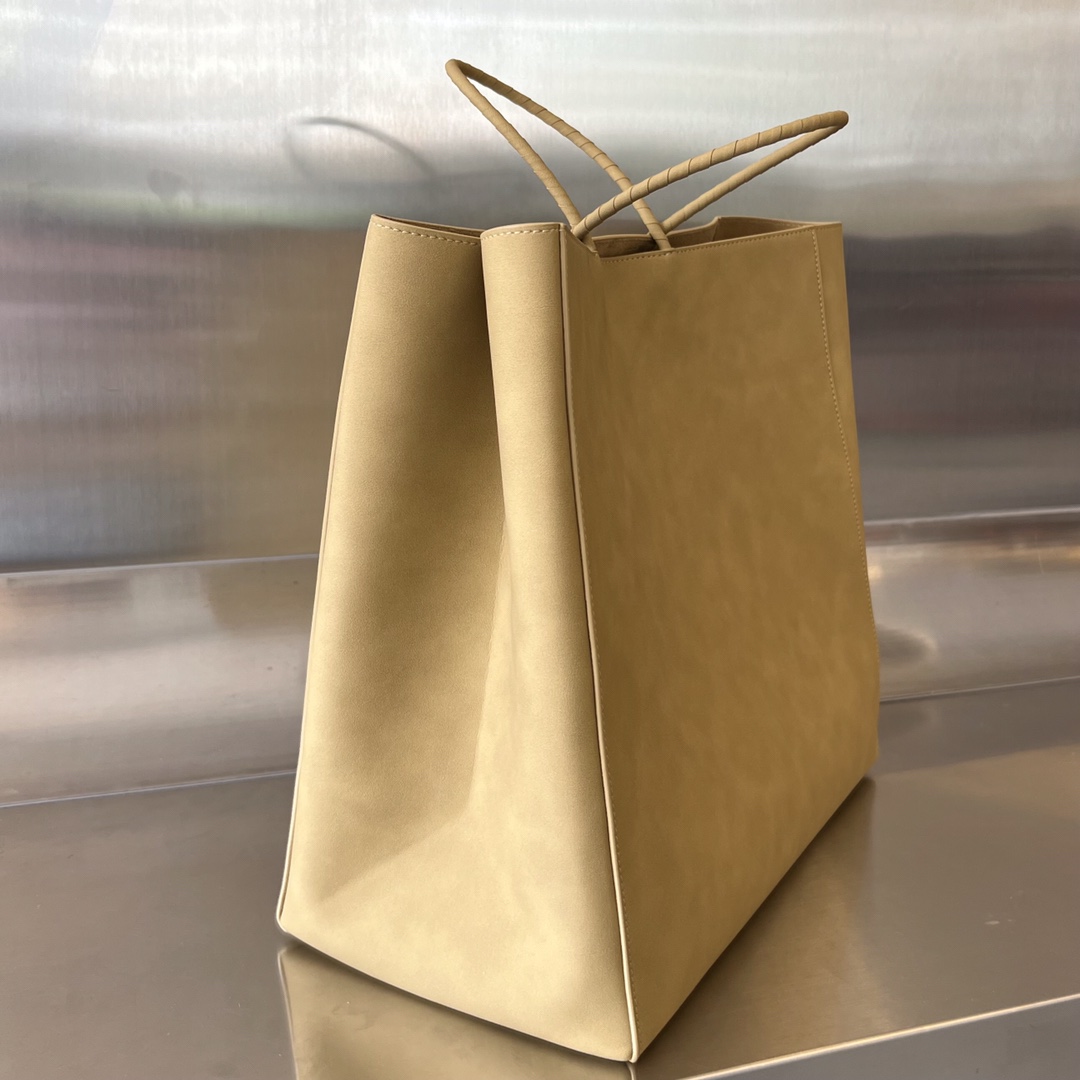 bo*te*ga Ve*ne*ta the medium brown bag