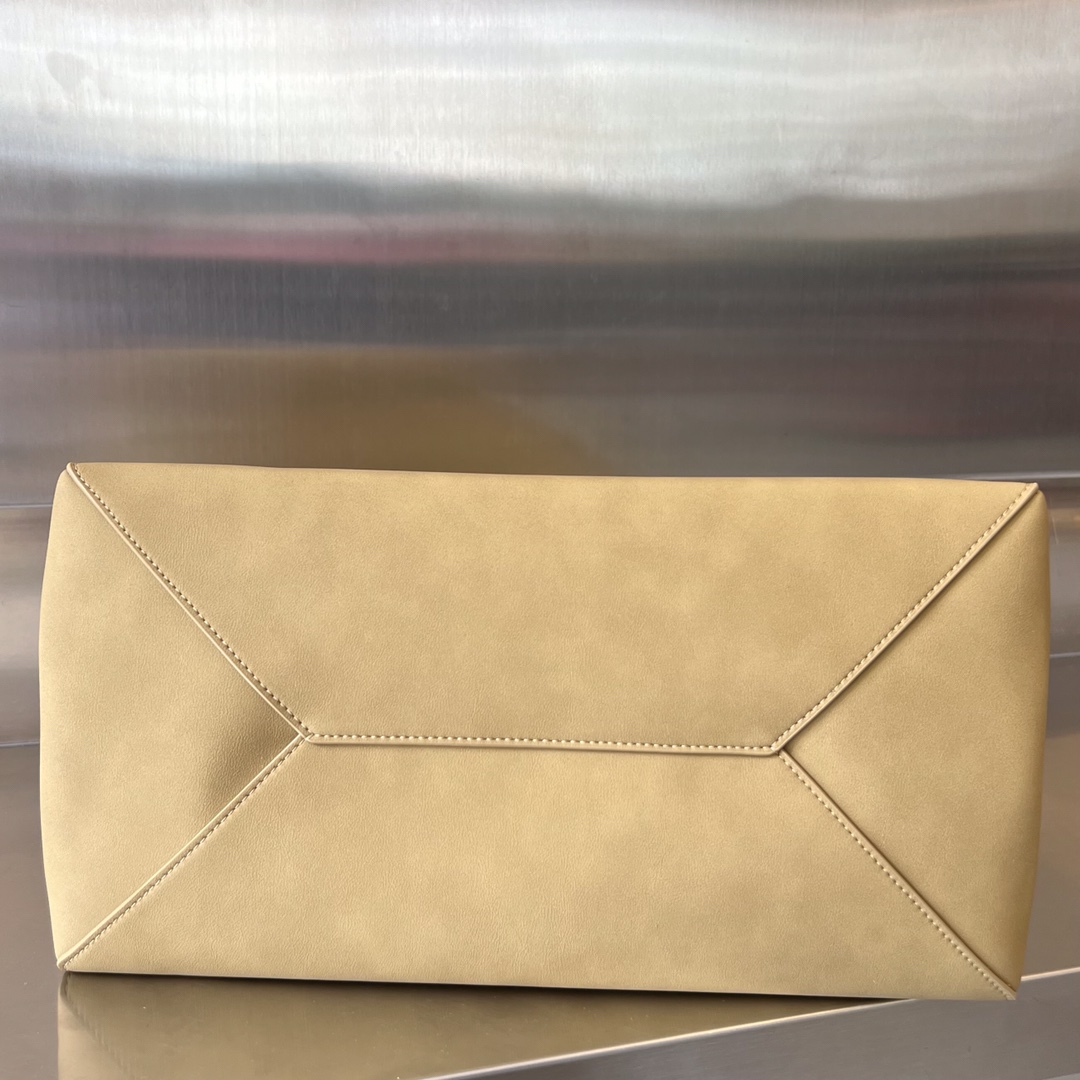 bo*te*ga Ve*ne*ta the medium brown bag