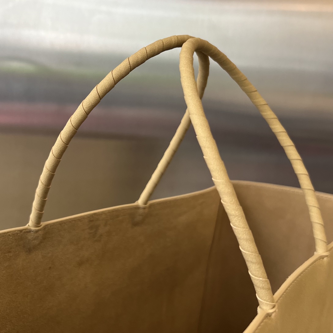 bo*te*ga Ve*ne*ta the medium brown bag