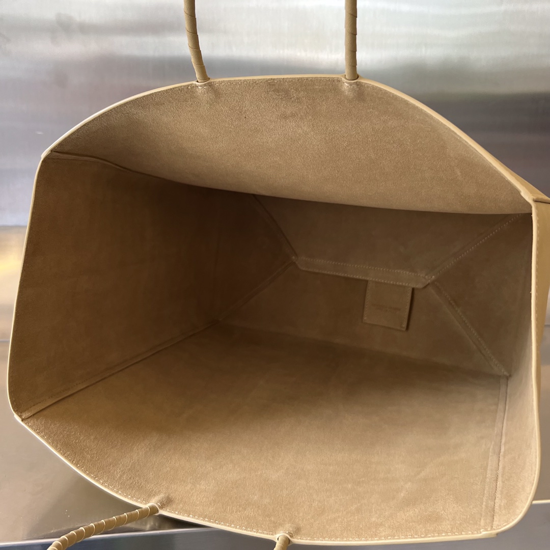 bo*te*ga Ve*ne*ta the medium brown bag