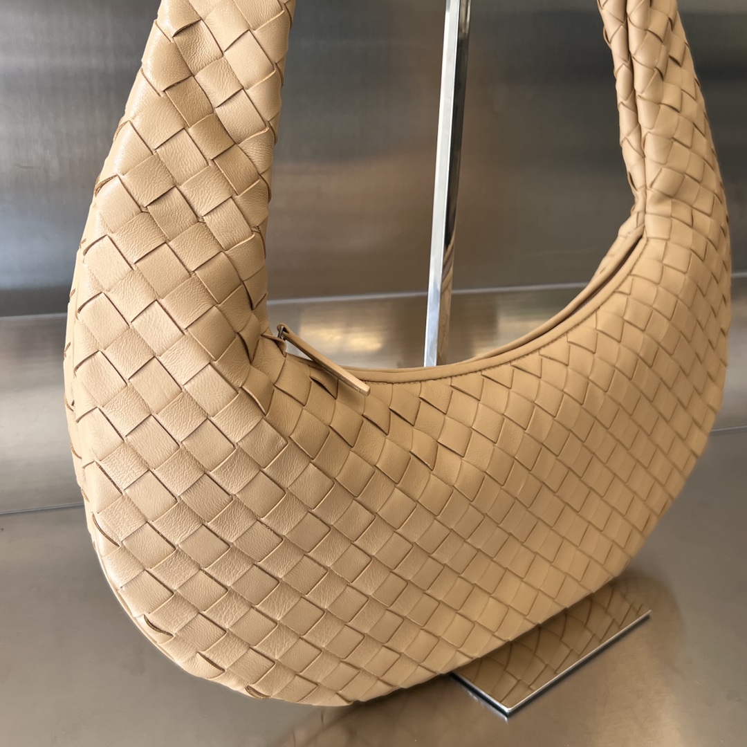 bo*te*ga Ve*ne*ta buddy bag