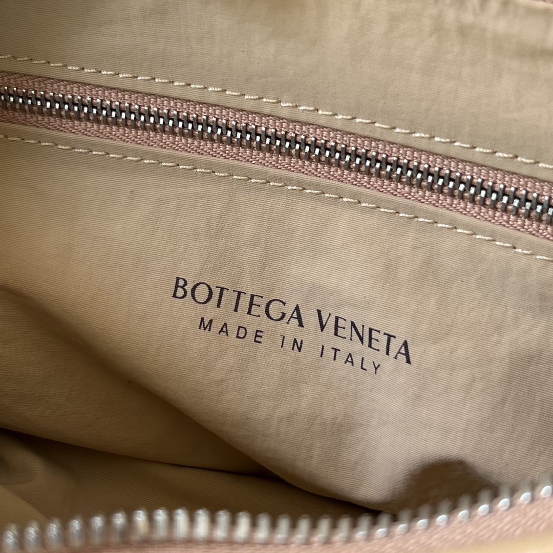bo*te*ga Ve*ne*ta buddy bag