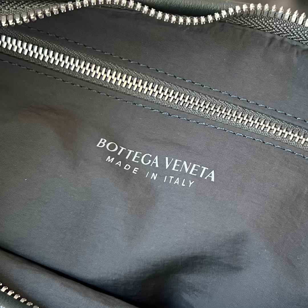 bo*te*ga Ve*ne*ta buddy bag
