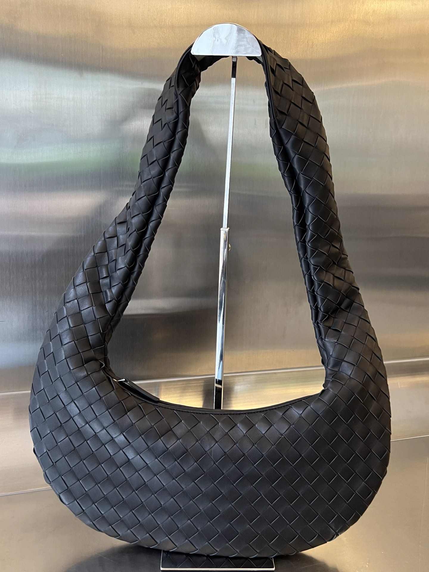 bo*te*ga Ve*ne*ta buddy bag