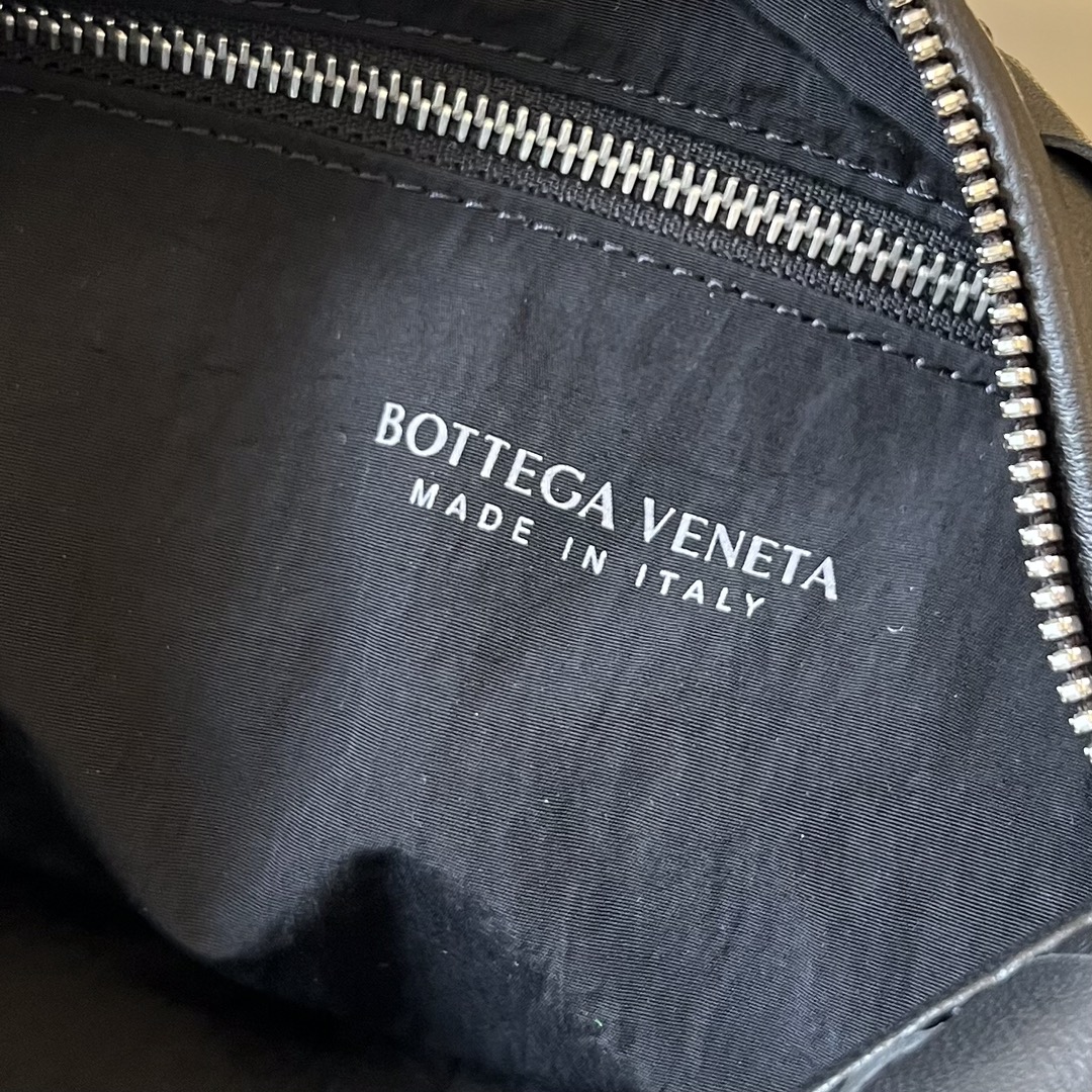 bo*te*ga Ve*ne*ta buddy bag