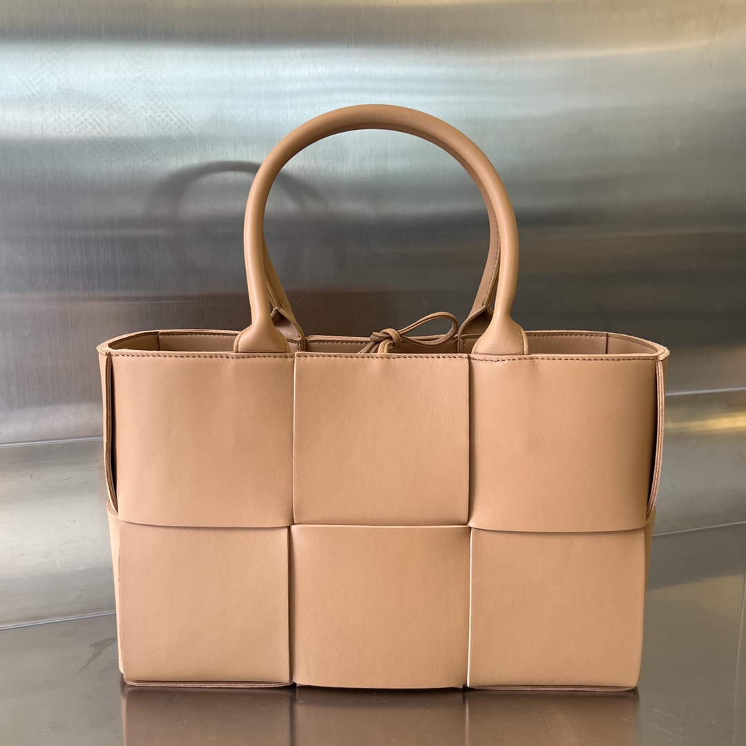 bo*te*ga Ve*ne*ta bv small arco tote bag