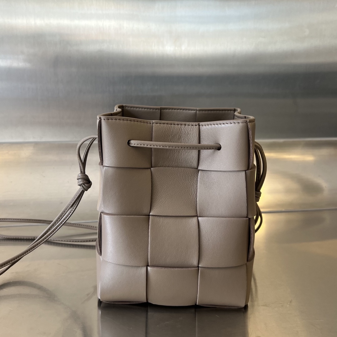 bo*te*ga Ve*ne*ta small cassette cross-body bucket