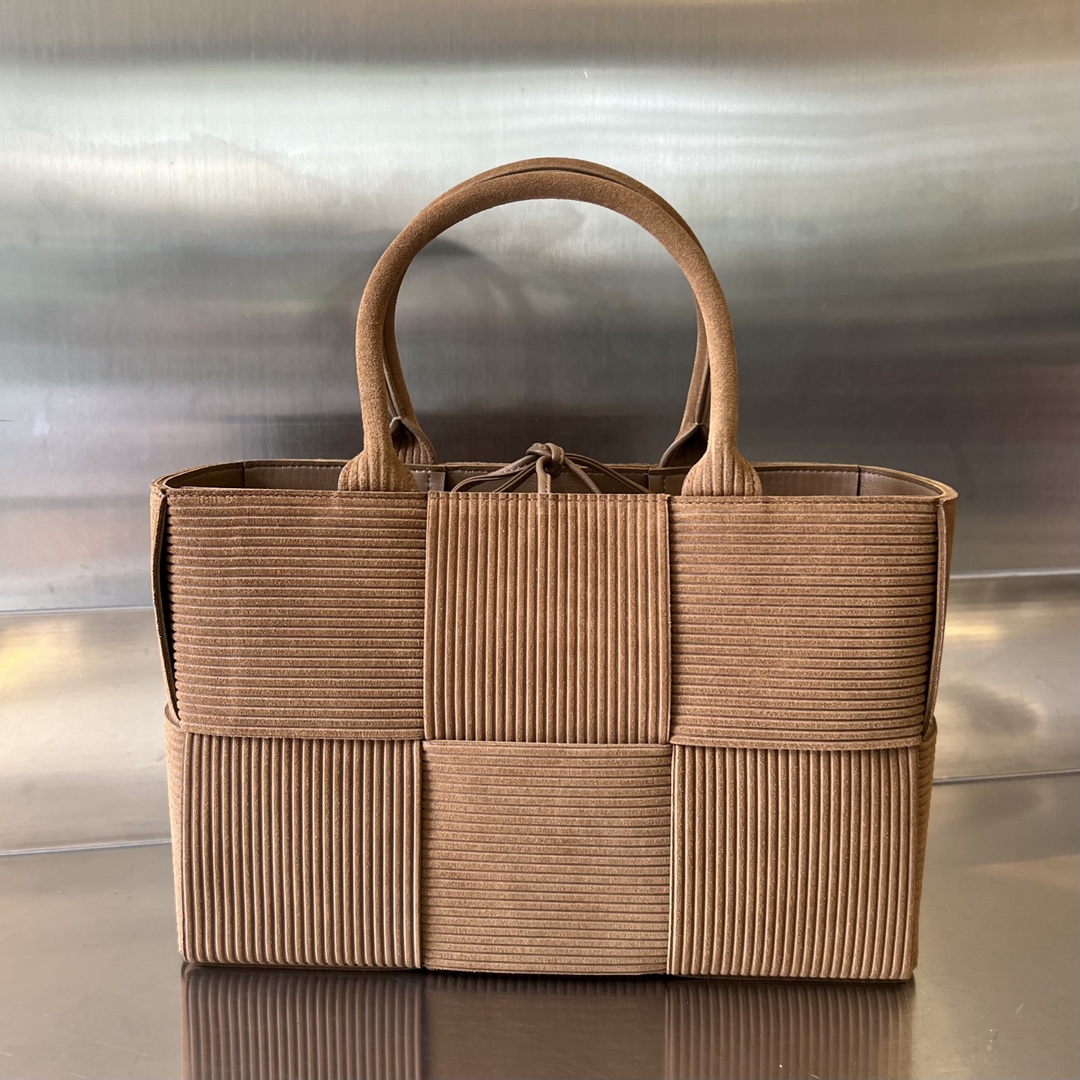 bo*te*ga Ve*ne*ta small arco tote bag