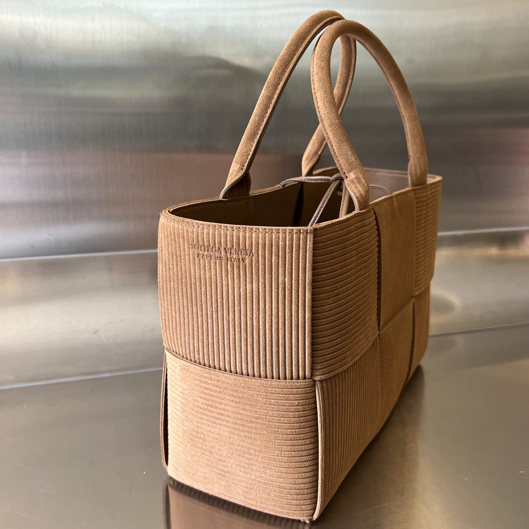 bo*te*ga Ve*ne*ta small arco tote bag