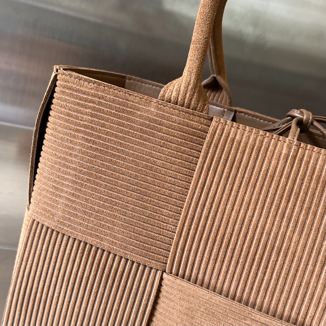 bo*te*ga Ve*ne*ta small arco tote bag