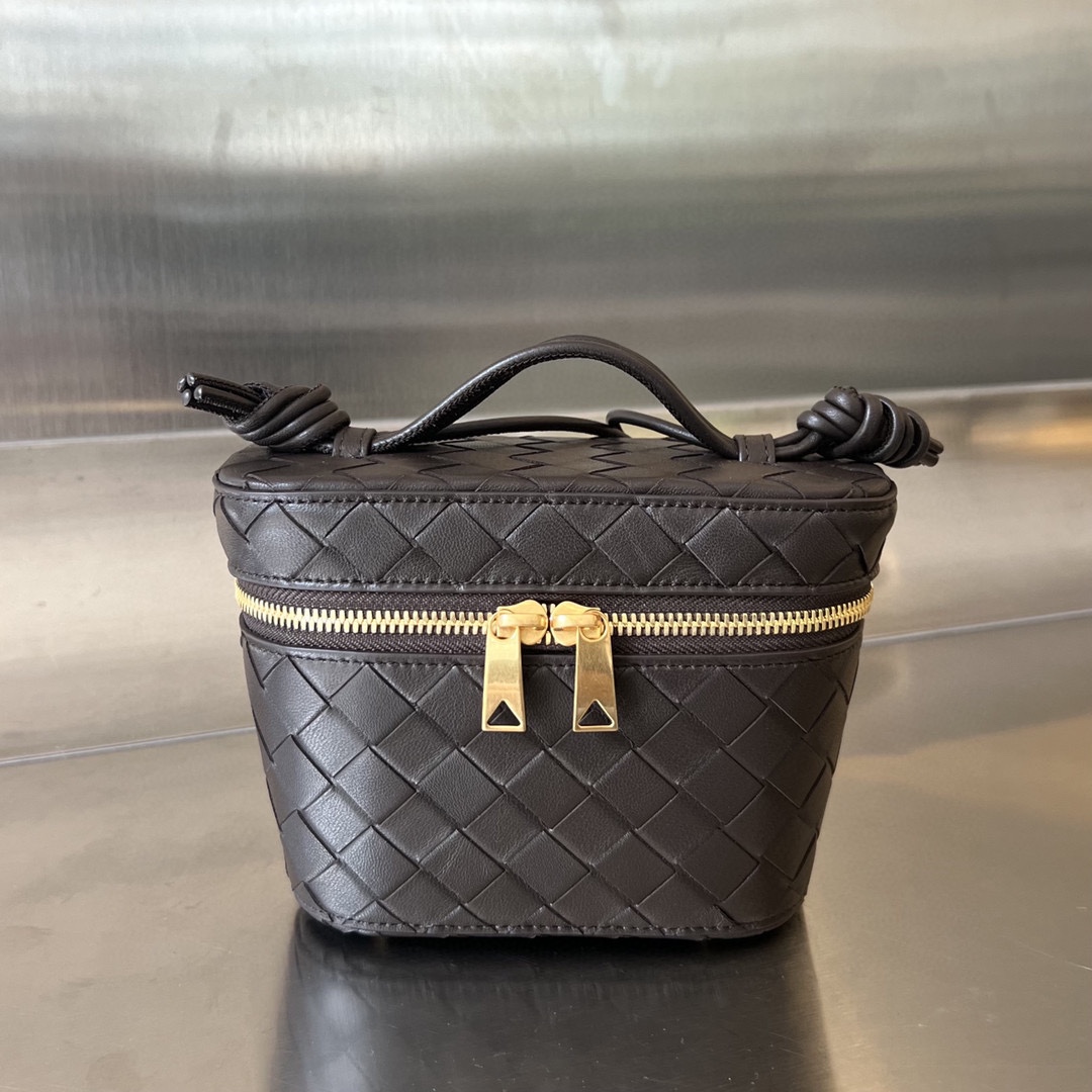 bo*te*ga Ve*ne*ta mini intrecciato vanity case
