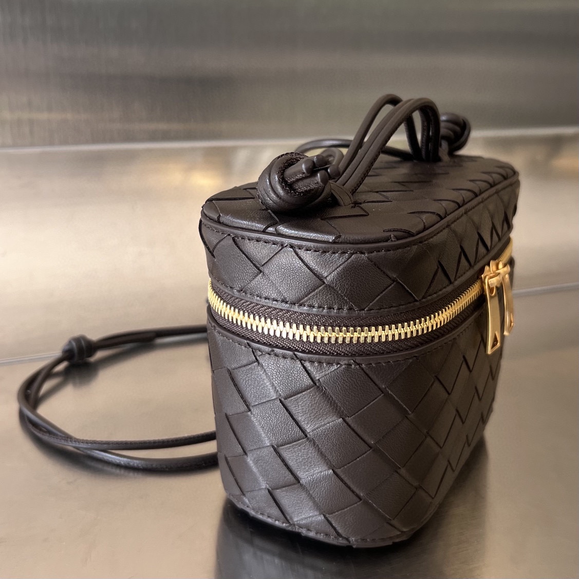 bo*te*ga Ve*ne*ta mini intrecciato vanity case