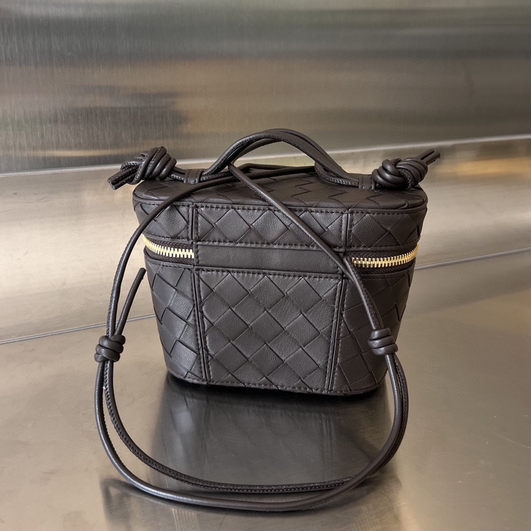 bo*te*ga Ve*ne*ta mini intrecciato vanity case
