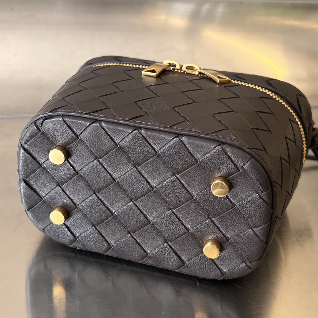 bo*te*ga Ve*ne*ta mini intrecciato vanity case