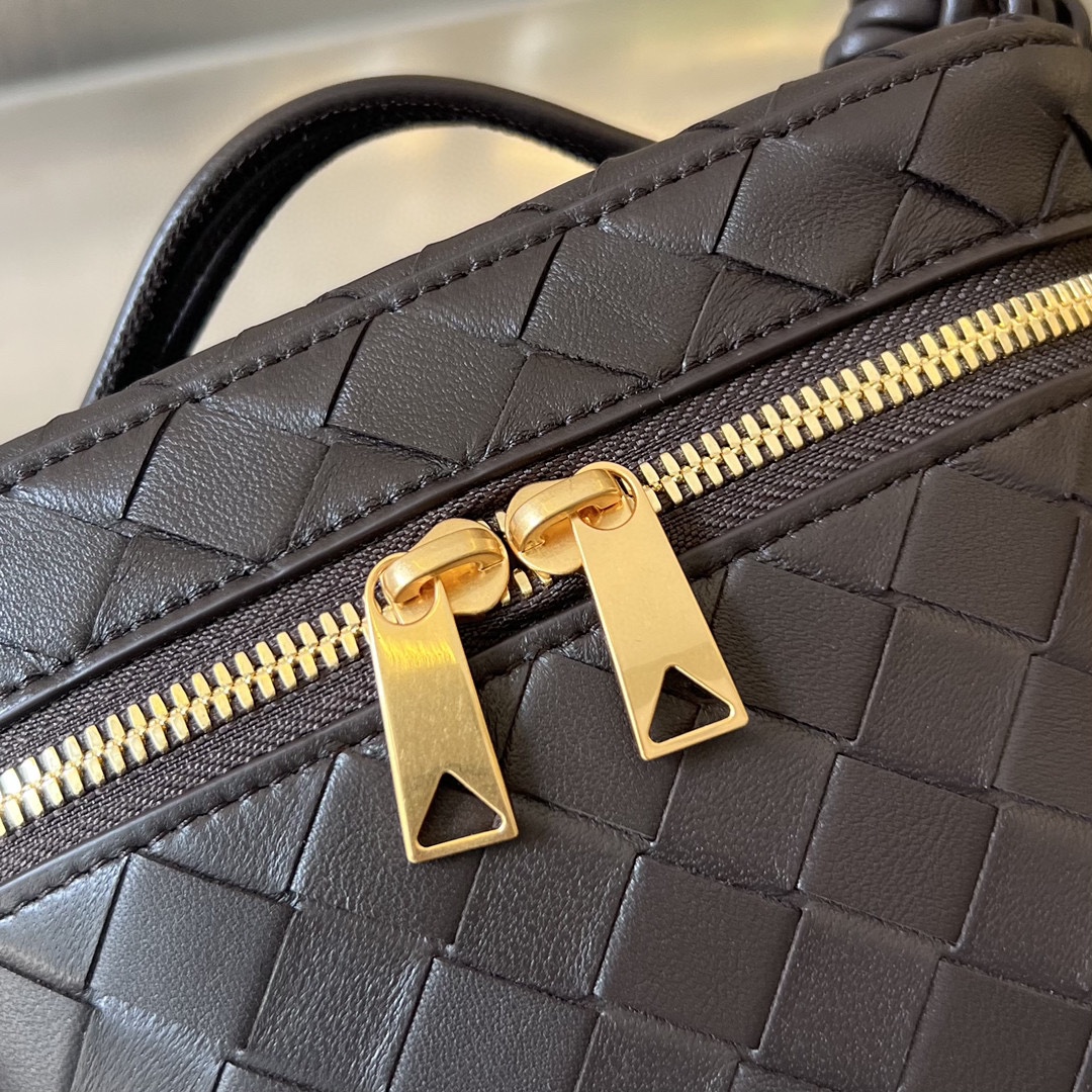 bo*te*ga Ve*ne*ta mini intrecciato vanity case