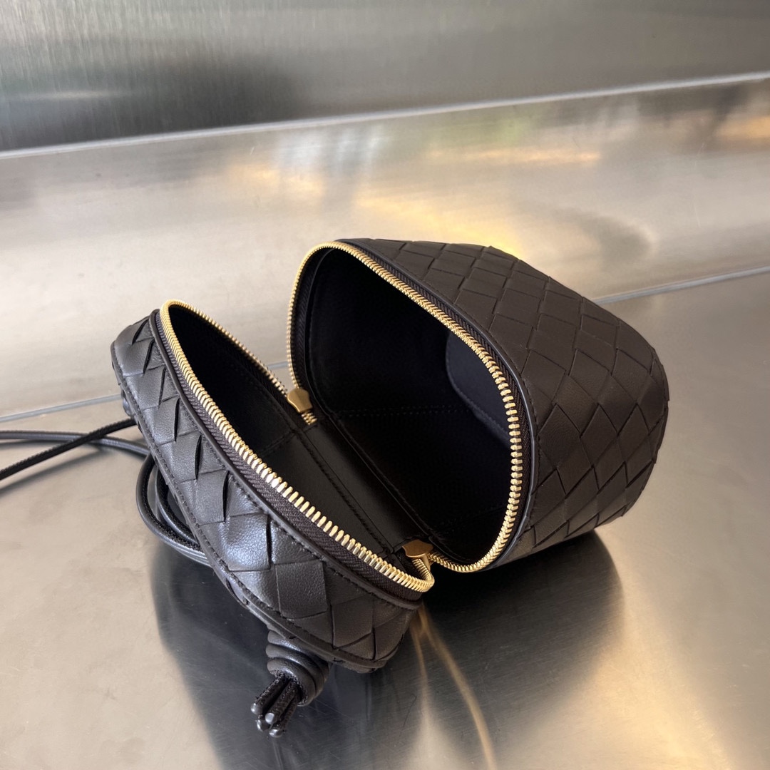 bo*te*ga Ve*ne*ta mini intrecciato vanity case