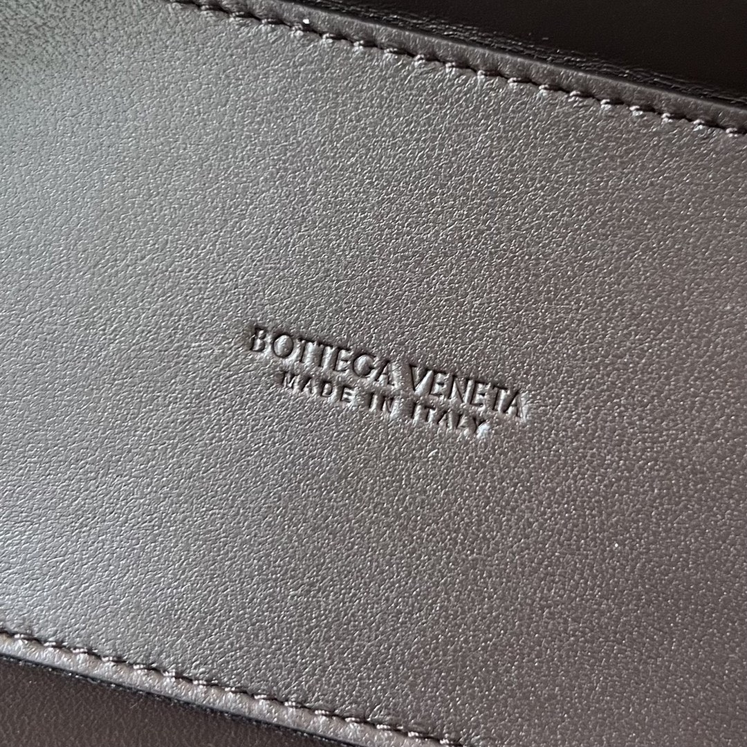 bo*te*ga Ve*ne*ta mini intrecciato vanity case