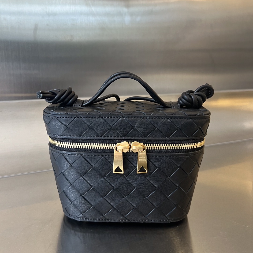 bo*te*ga Ve*ne*ta mini intrecciato vanity case