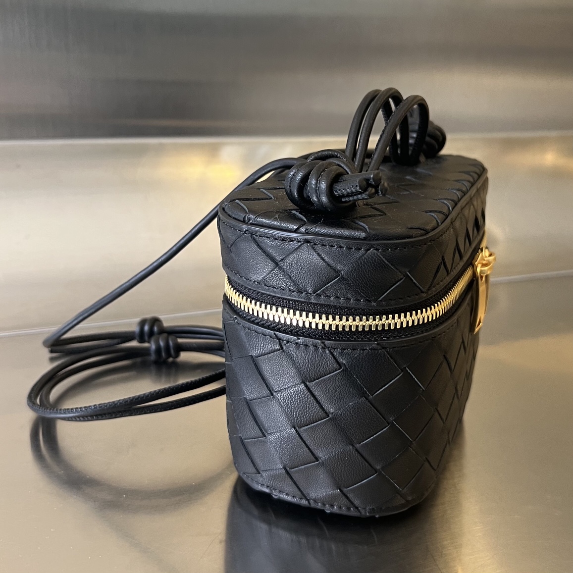 bo*te*ga Ve*ne*ta mini intrecciato vanity case