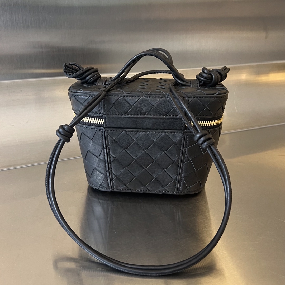 bo*te*ga Ve*ne*ta mini intrecciato vanity case