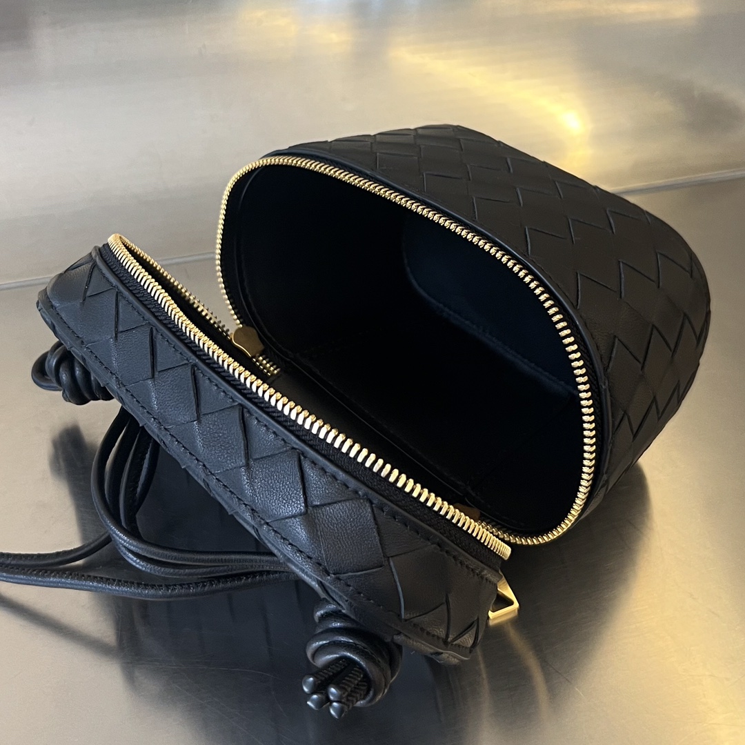 bo*te*ga Ve*ne*ta mini intrecciato vanity case