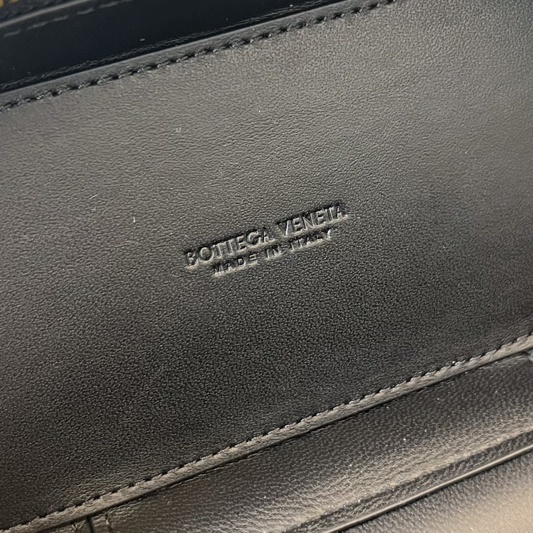 bo*te*ga Ve*ne*ta mini intrecciato vanity case