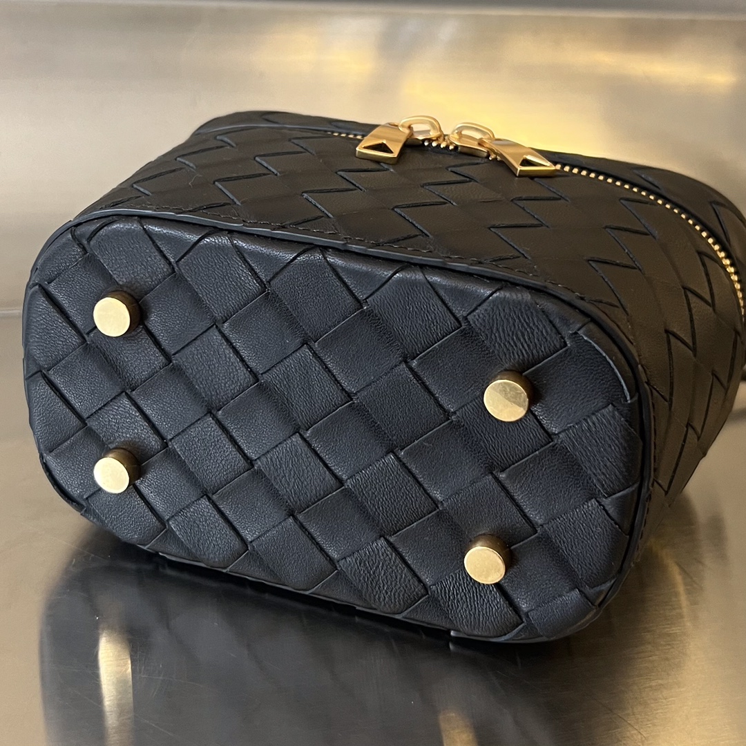 bo*te*ga Ve*ne*ta mini intrecciato vanity case