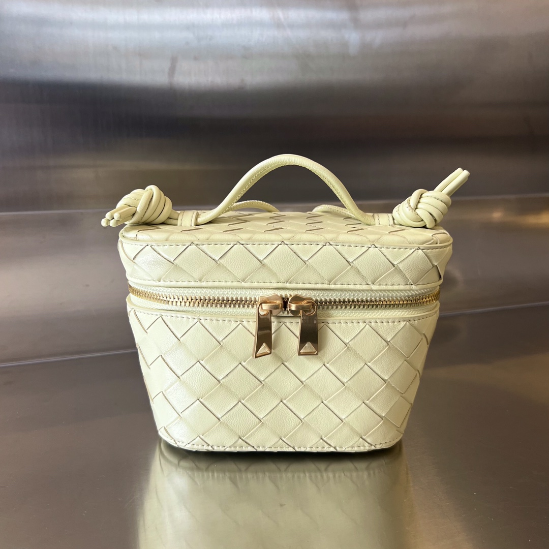 bo*te*ga Ve*ne*ta mini intrecciato vanity case