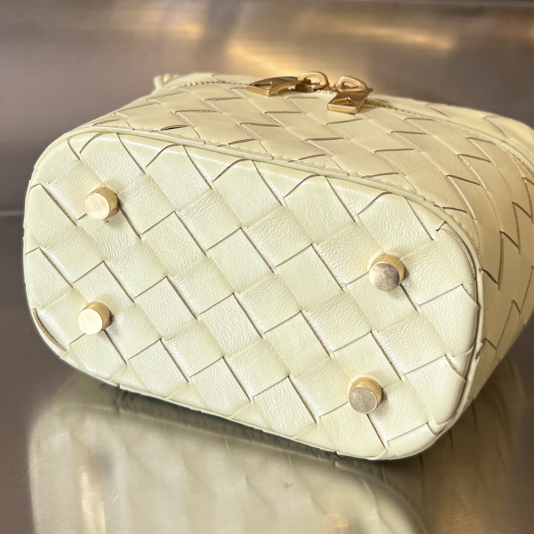 bo*te*ga Ve*ne*ta mini intrecciato vanity case