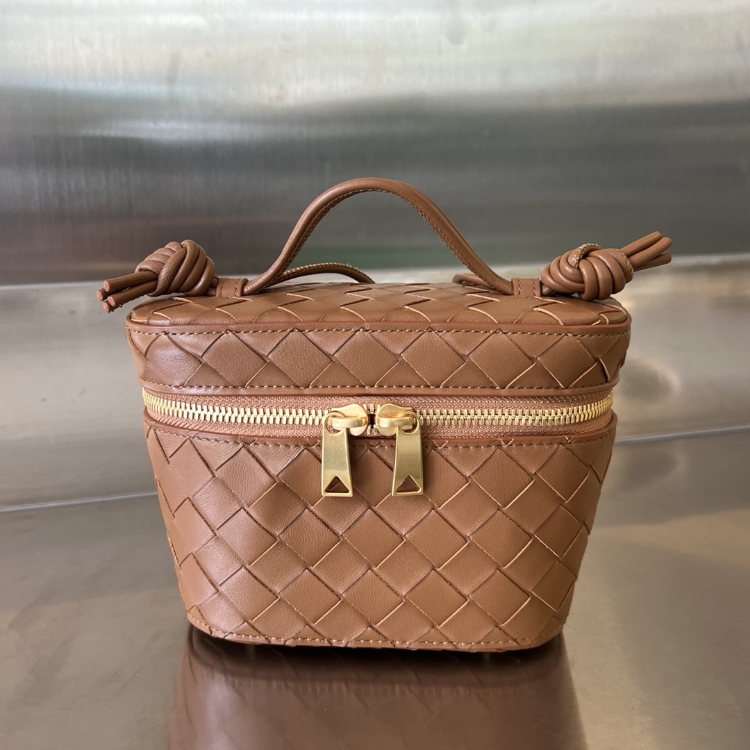 bo*te*ga Ve*ne*ta mini intrecciato vanity case
