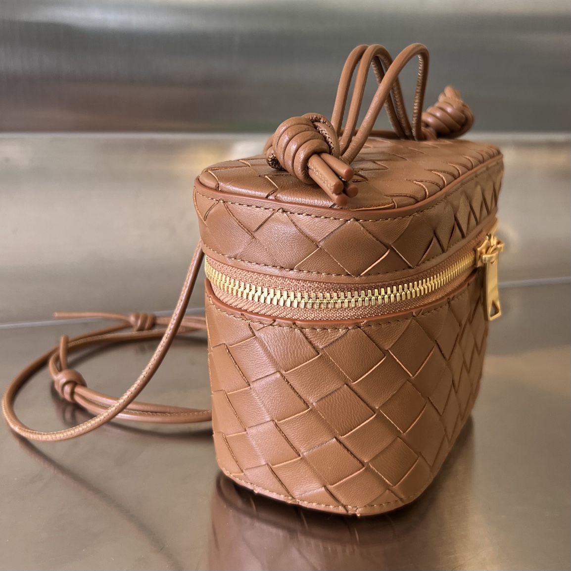bo*te*ga Ve*ne*ta mini intrecciato vanity case