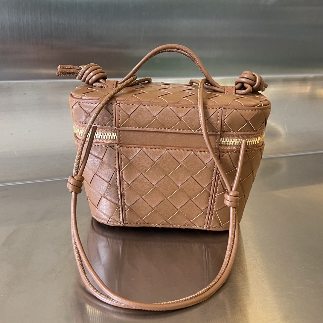 bo*te*ga Ve*ne*ta mini intrecciato vanity case