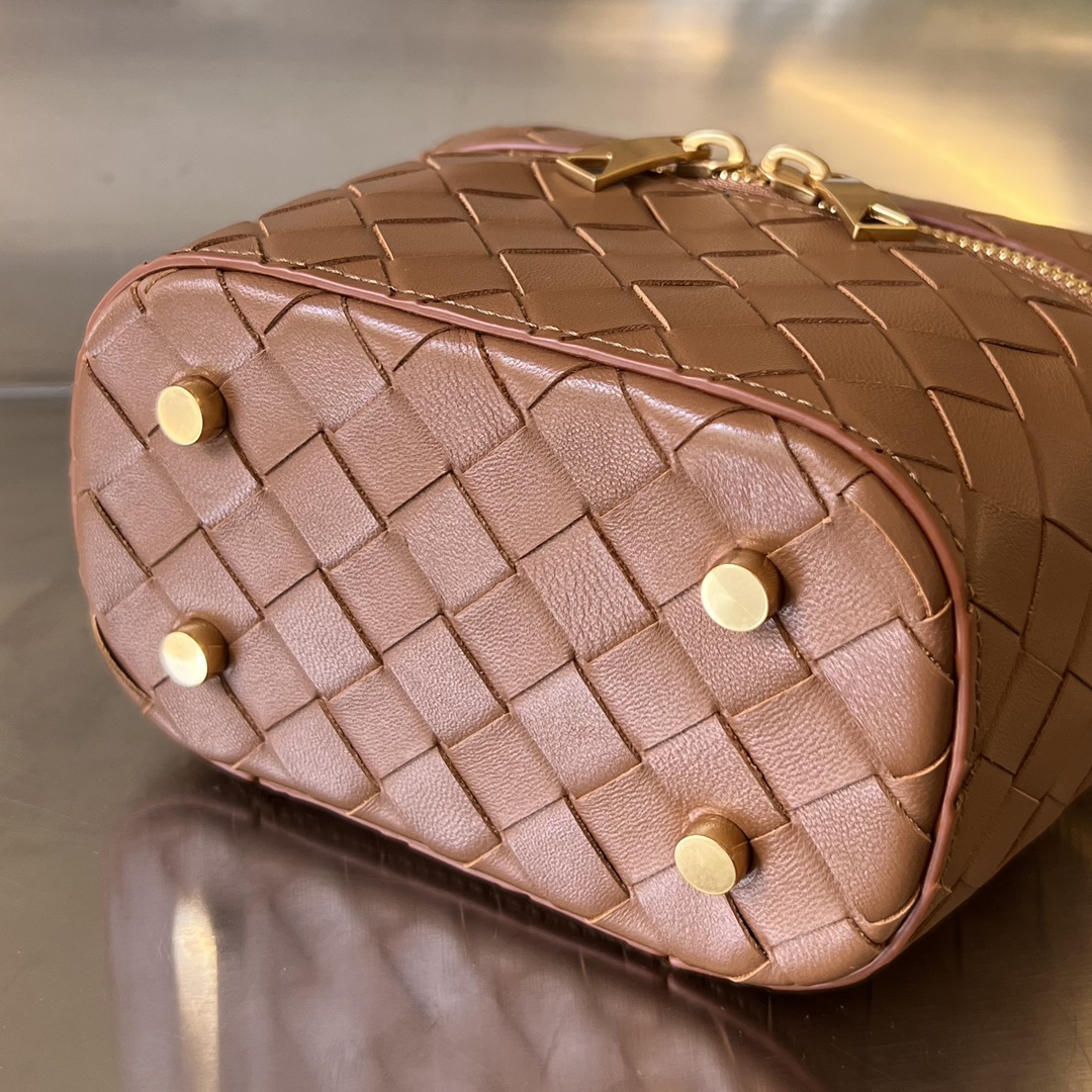 bo*te*ga Ve*ne*ta mini intrecciato vanity case