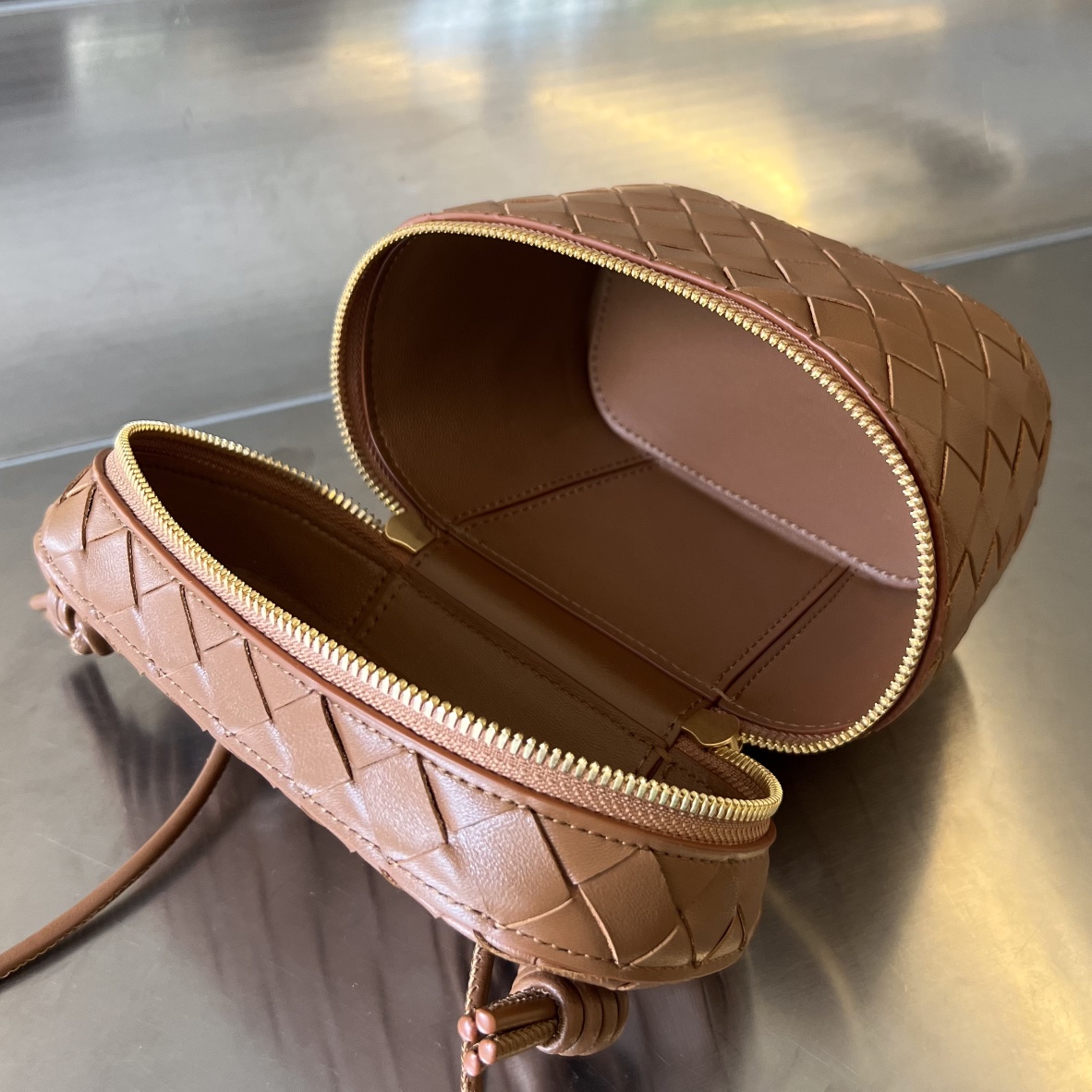 bo*te*ga Ve*ne*ta mini intrecciato vanity case