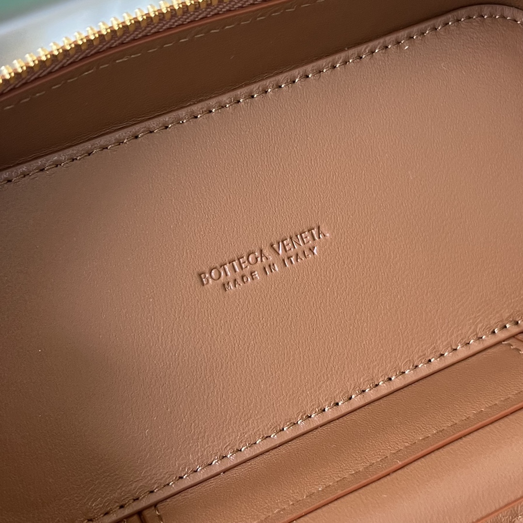 bo*te*ga Ve*ne*ta mini intrecciato vanity case