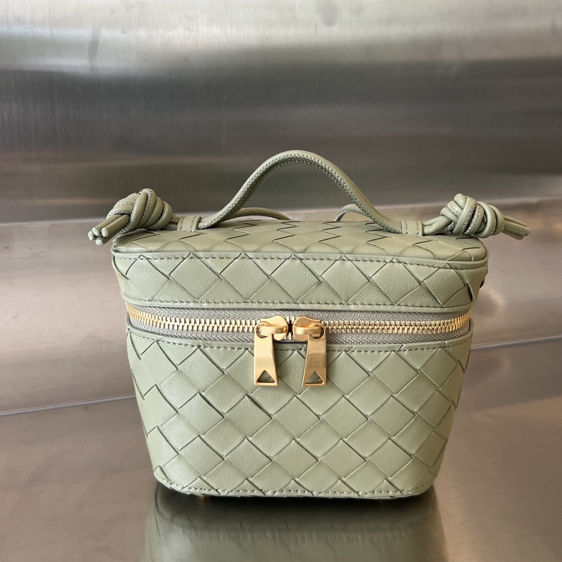 bo*te*ga Ve*ne*ta mini intrecciato vanity case