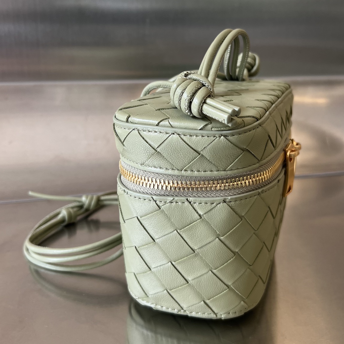 bo*te*ga Ve*ne*ta mini intrecciato vanity case