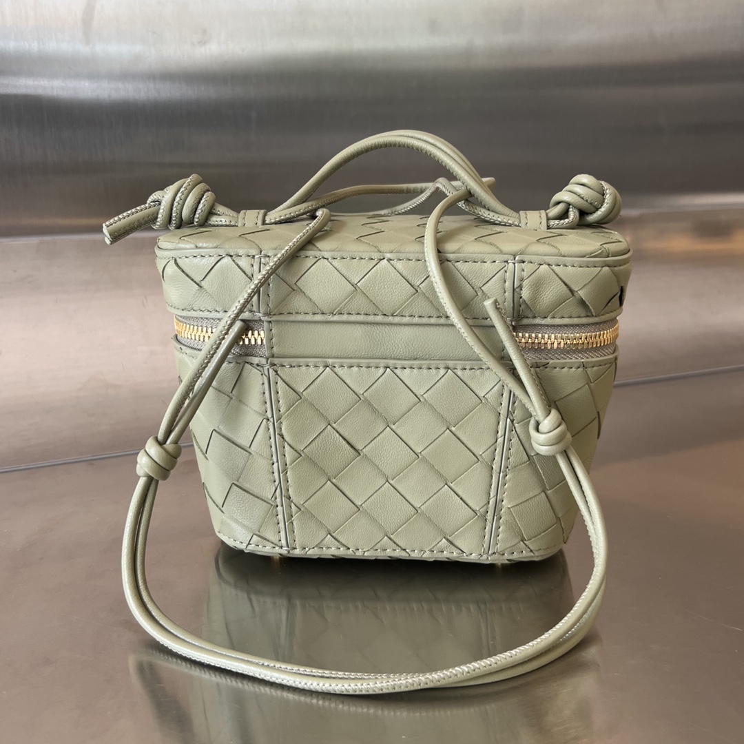 bo*te*ga Ve*ne*ta mini intrecciato vanity case