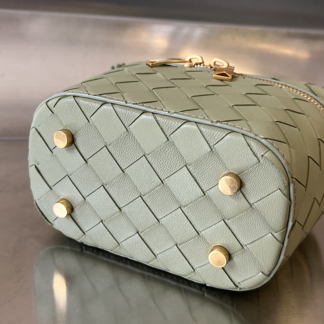 bo*te*ga Ve*ne*ta mini intrecciato vanity case