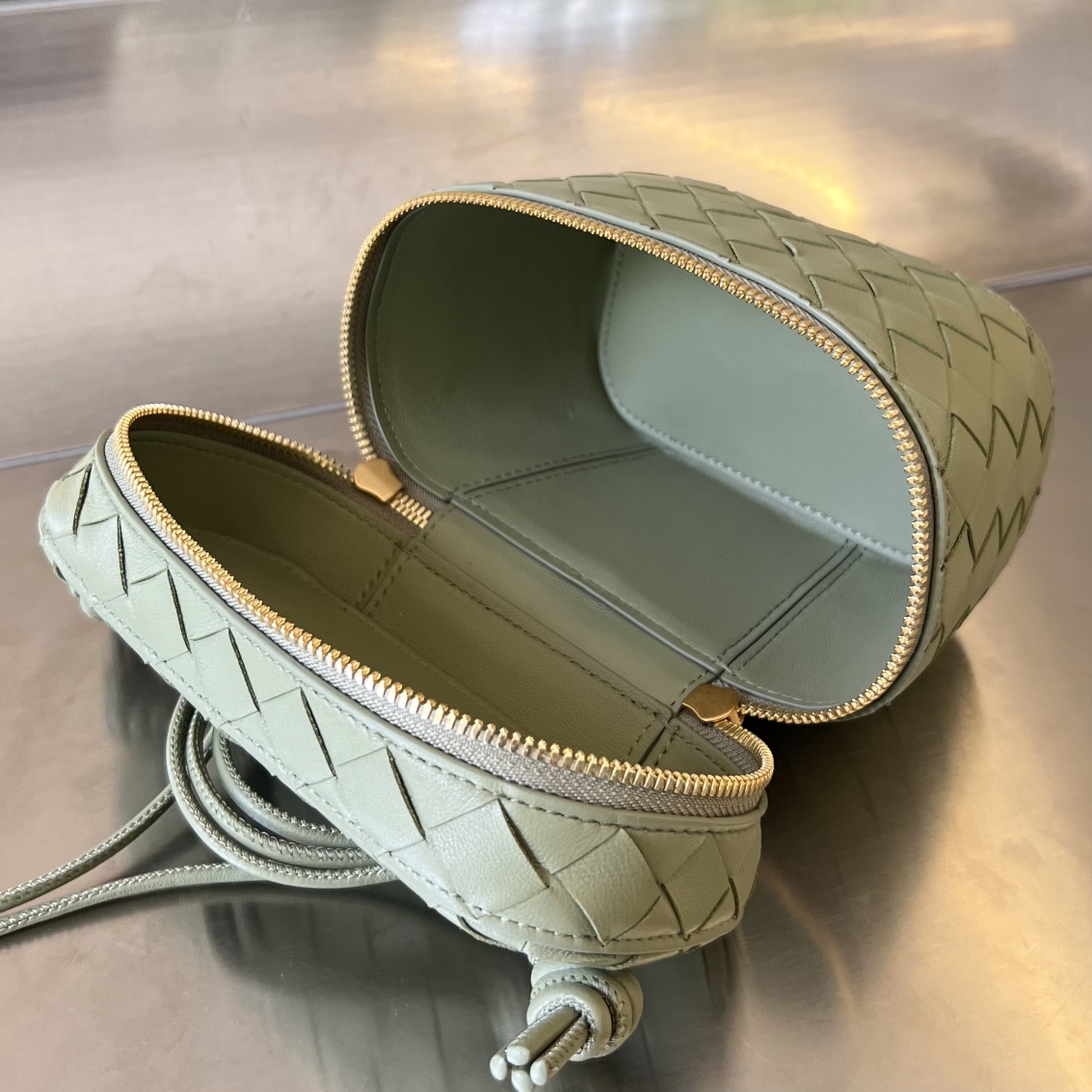 bo*te*ga Ve*ne*ta mini intrecciato vanity case