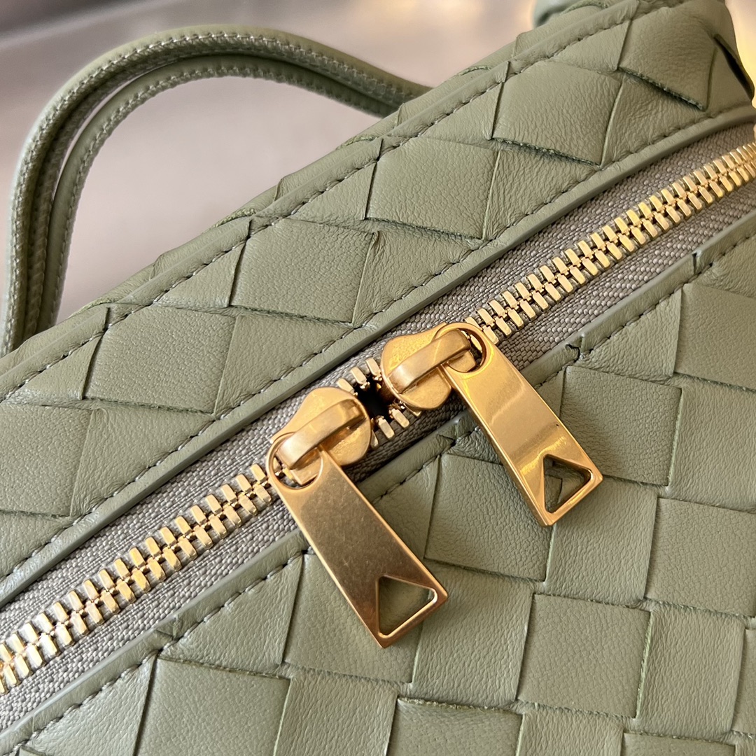 bo*te*ga Ve*ne*ta mini intrecciato vanity case