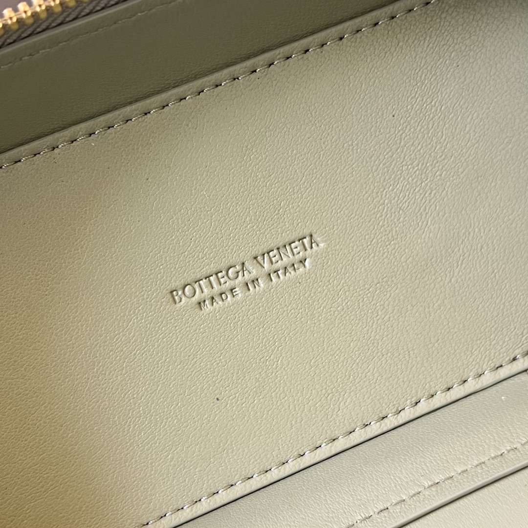 bo*te*ga Ve*ne*ta mini intrecciato vanity case